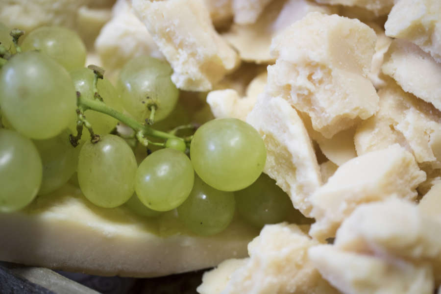 Grana Padano con uva bianca