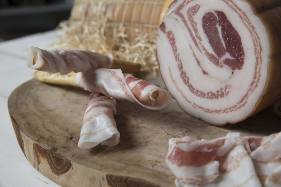 Pancetta piacentina DOP e grissini